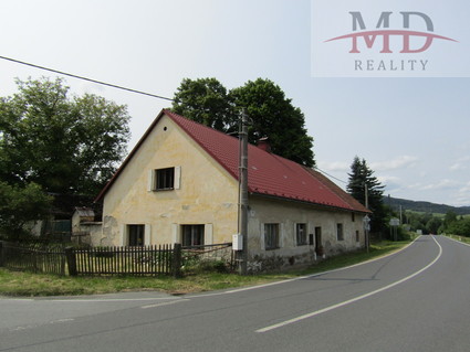 Prodej rodinného domu se zahradou, stodolou a dvěma garážemi, ulice Kozí, obec Běšiny.